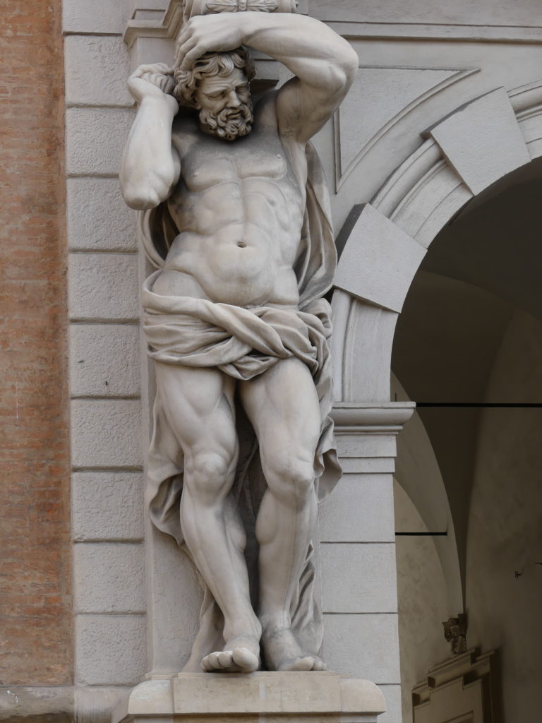 Een mannelijke kariatide in de Bolognese straat